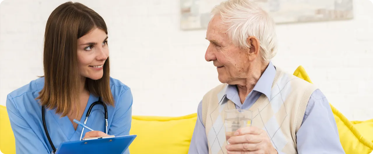 Ayudando a un anciano con Alzheimer a vivir mejor